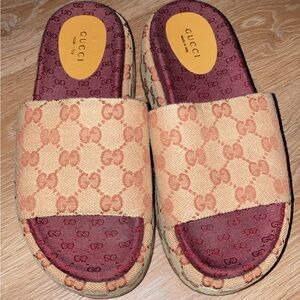 Gucci Women's Beige and Burgundy Patterned Mules